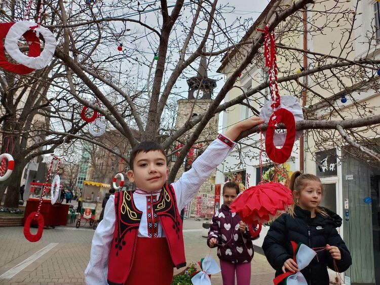 Деца украсиха с мартеници дърветата в центъра Хасково