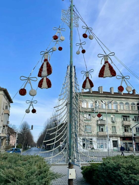 Димитровград е с първомартенска украса, мартеници и за гражданите