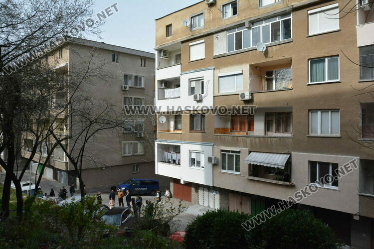 Маскирани полицаи с автомати претърсиха апартамент и гараж в Хасково