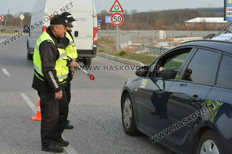 МВР заварди изходите на Хасково, проверяват и багажниците на коли