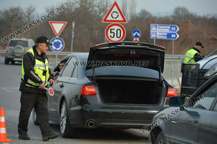 МВР заварди изходите на Хасково, проверяват и багажниците на коли