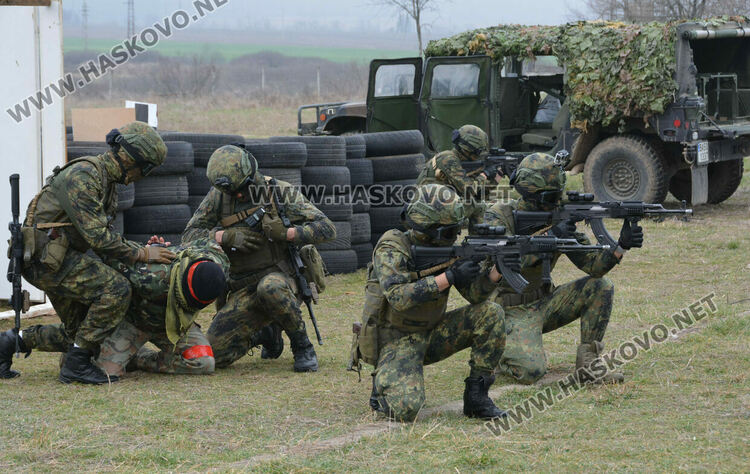 Стрелби, ръкопашен бой и демонстрация на тактики показаха военни на полигона край Хасково