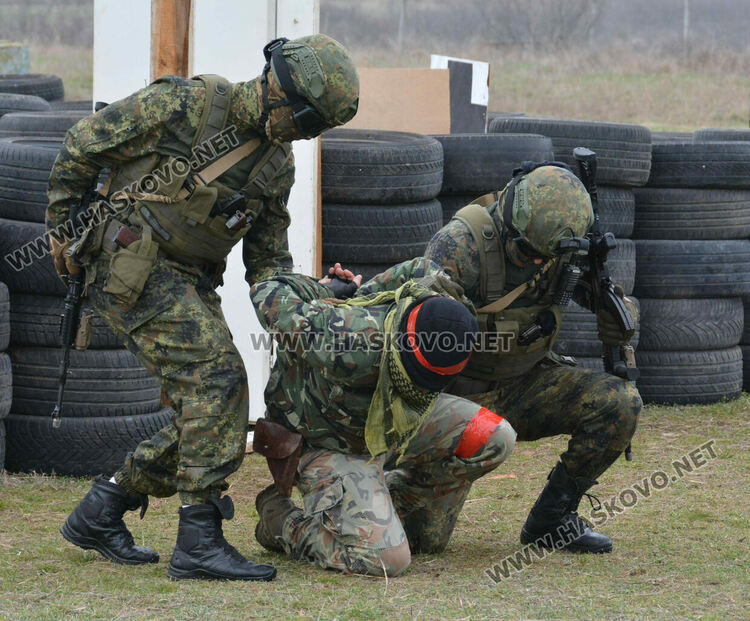 Стрелби, ръкопашен бой и демонстрация на тактики показаха военни на полигона край Хасково