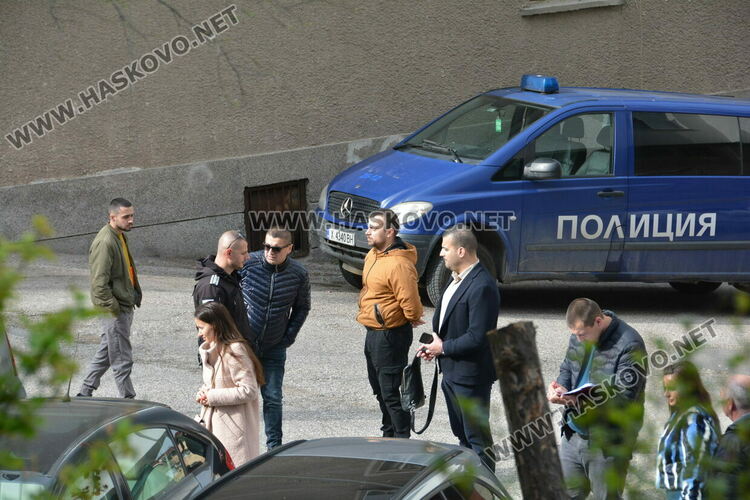 Маскирани полицаи с автомати претърсиха апартамент и гараж в Хасково