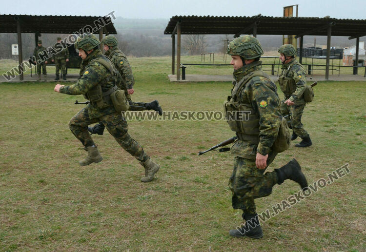 Стрелби, ръкопашен бой и демонстрация на тактики показаха военни на полигона край Хасково
