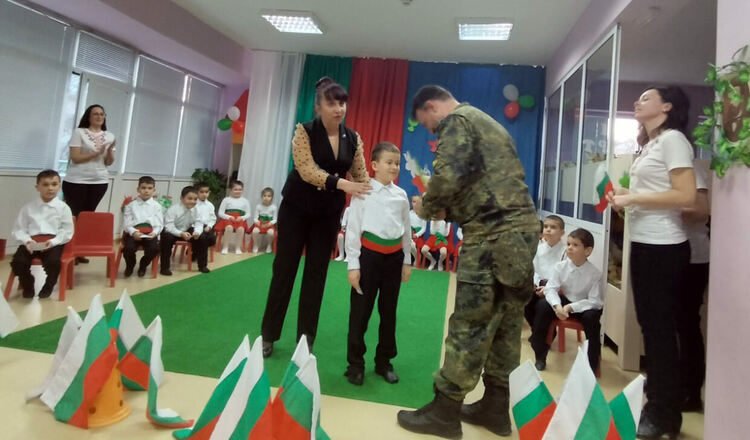 Деца от „Щурче“ отбелязаха в аванс 3-ти март с урок по родолюбие