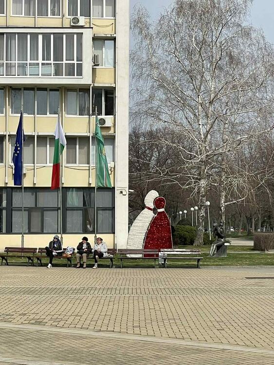 Димитровград е с първомартенска украса, мартеници и за гражданите