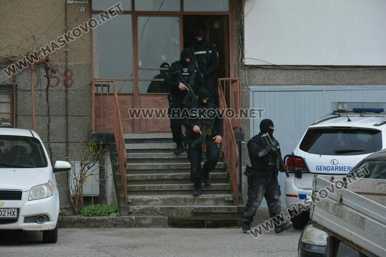 Маскирани полицаи с автомати претърсиха апартамент и гараж в Хасково