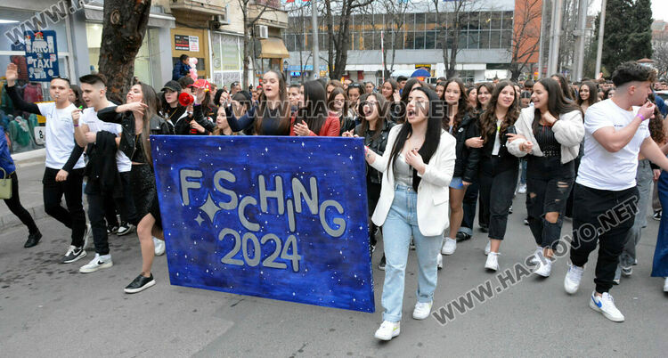 Принцът и принцесата на поведоха фашинга на Езиковата гимназия