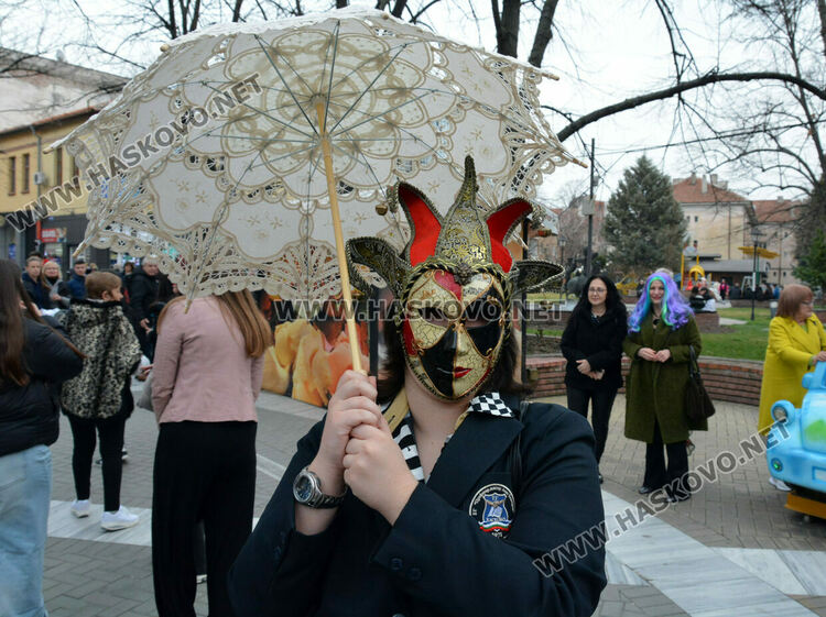 Принцът и принцесата на поведоха фашинга на Езиковата гимназия