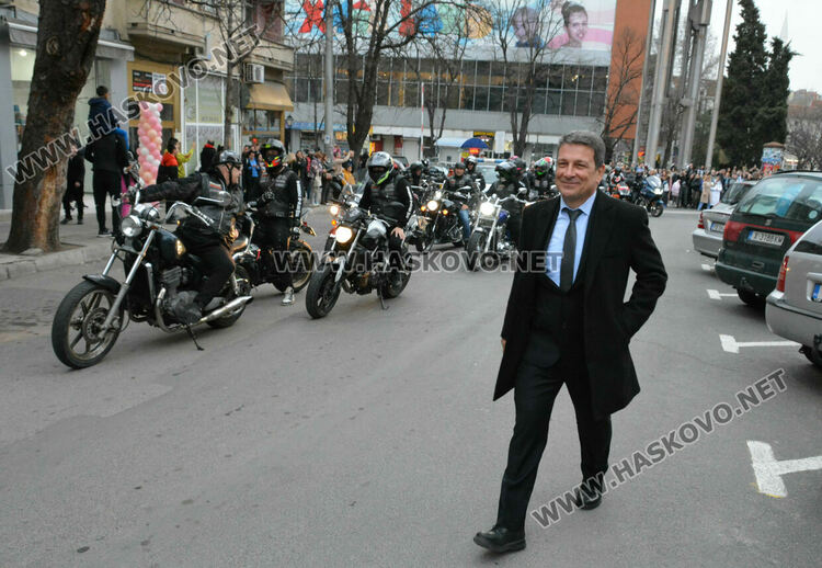 Принцът и принцесата на поведоха фашинга на Езиковата гимназия