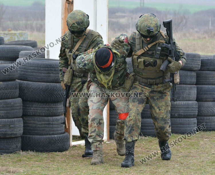 Стрелби, ръкопашен бой и демонстрация на тактики показаха военни на полигона край Хасково