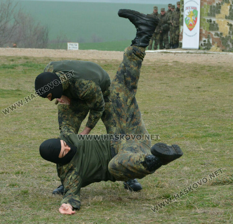 Стрелби, ръкопашен бой и демонстрация на тактики показаха военни на полигона край Хасково