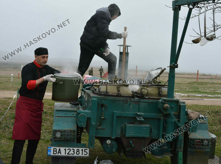 Стрелби, ръкопашен бой и демонстрация на тактики показаха военни на полигона край Хасково