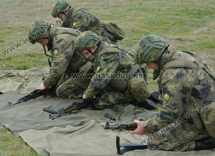 Стрелби, ръкопашен бой и демонстрация на тактики показаха военни на полигона край Хасково
