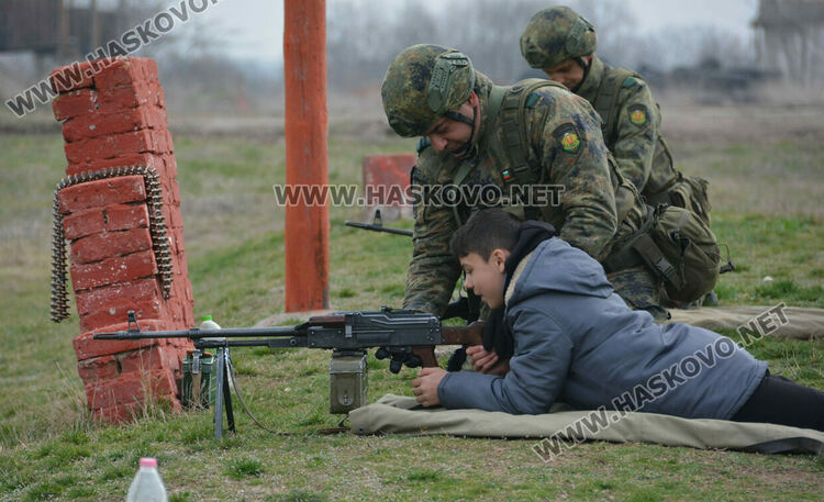 Стрелби, ръкопашен бой и демонстрация на тактики показаха военни на полигона край Хасково