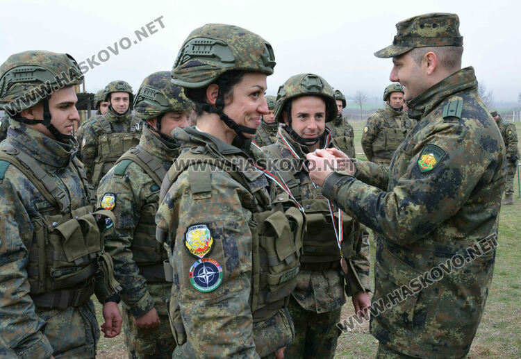Стрелби, ръкопашен бой и демонстрация на тактики показаха военни на полигона край Хасково