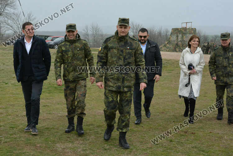 Стрелби, ръкопашен бой и демонстрация на тактики показаха военни на полигона край Хасково