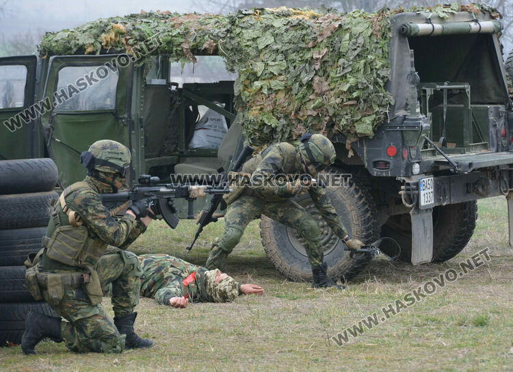 Стрелби, ръкопашен бой и демонстрация на тактики показаха военни на полигона край Хасково