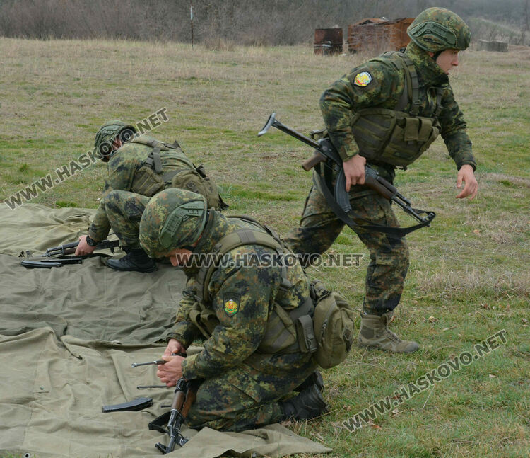 Стрелби, ръкопашен бой и демонстрация на тактики показаха военни на полигона край Хасково