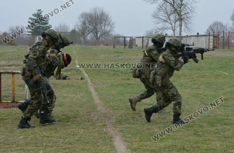 Стрелби, ръкопашен бой и демонстрация на тактики показаха военни на полигона край Хасково
