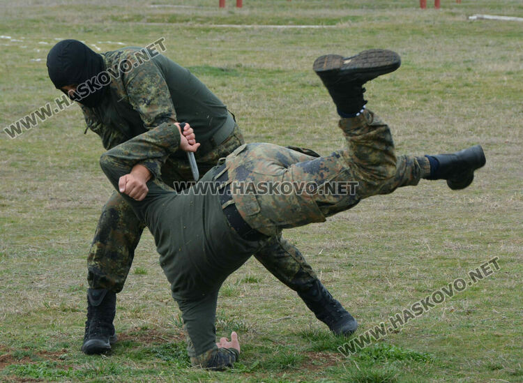 Стрелби, ръкопашен бой и демонстрация на тактики показаха военни на полигона край Хасково