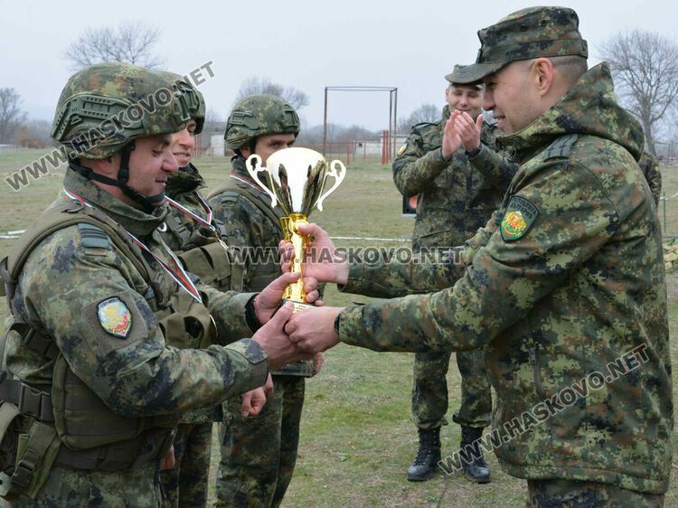 Стрелби, ръкопашен бой и демонстрация на тактики показаха военни на полигона край Хасково