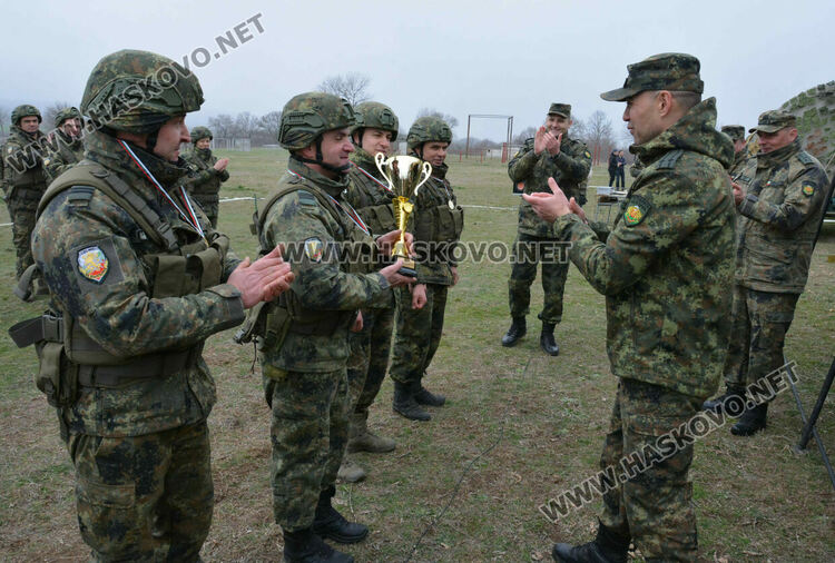 Стрелби, ръкопашен бой и демонстрация на тактики показаха военни на полигона край Хасково