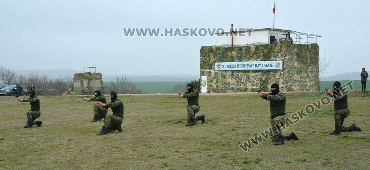 Стрелби, ръкопашен бой и демонстрация на тактики показаха военни на полигона край Хасково