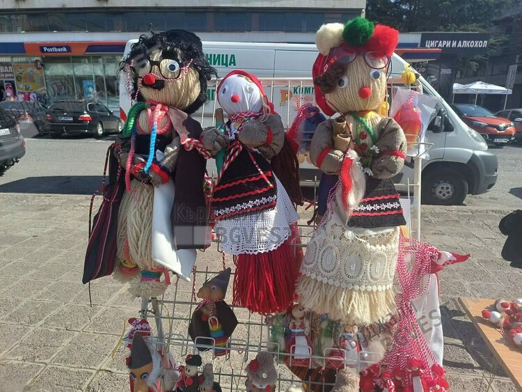 Баба Марта дойде, инфлацията удари мартениците, цените двойни