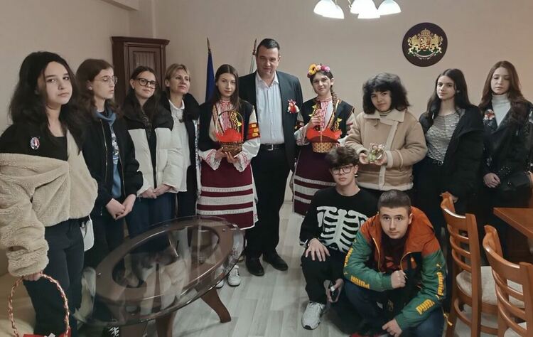 Деца гостуваха на областния управител с поздрав за Баба Марта 