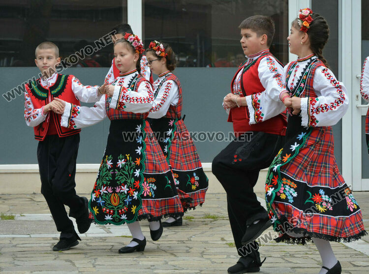 Ансамбъл „Южняче“ показа първомартенските традиции