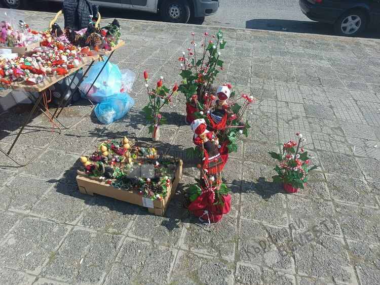 Баба Марта дойде, инфлацията удари мартениците, цените двойни