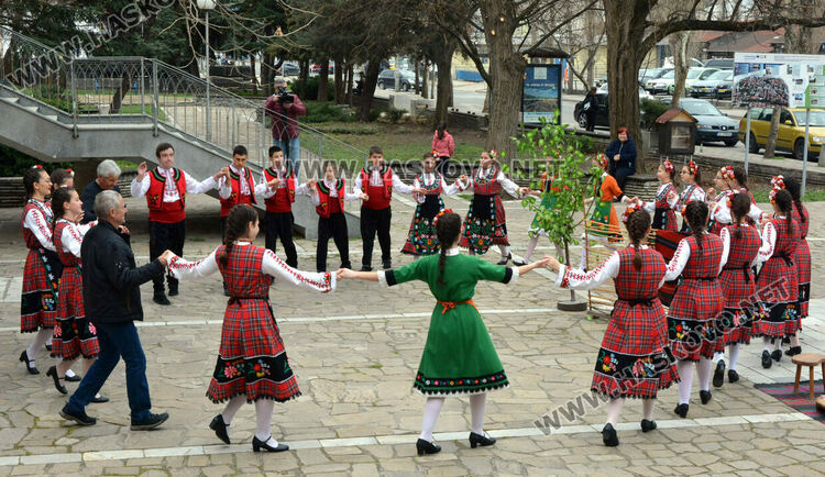 Ансамбъл „Южняче“ показа първомартенските традиции