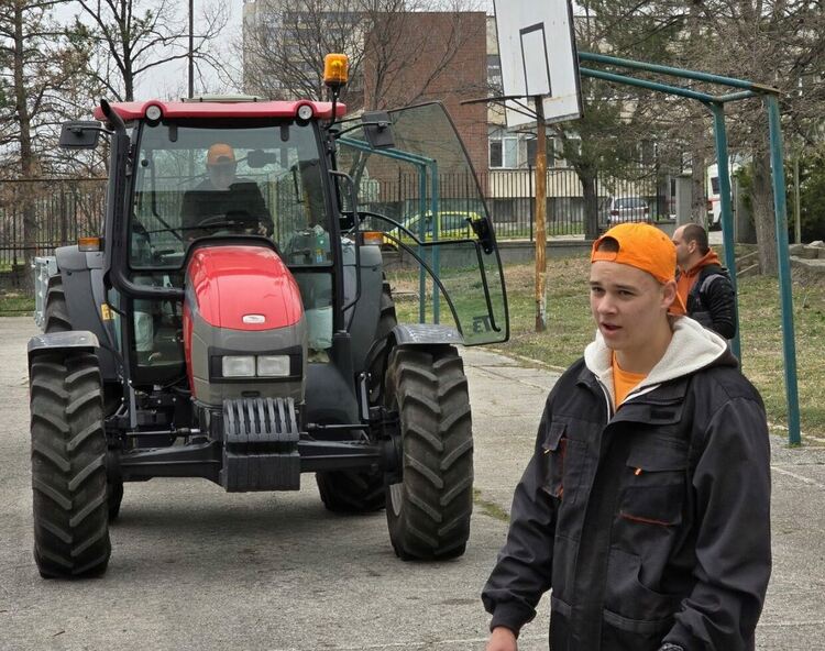 11-класниците от ПГТАТ участваха в  състезанието „Млад фермер“