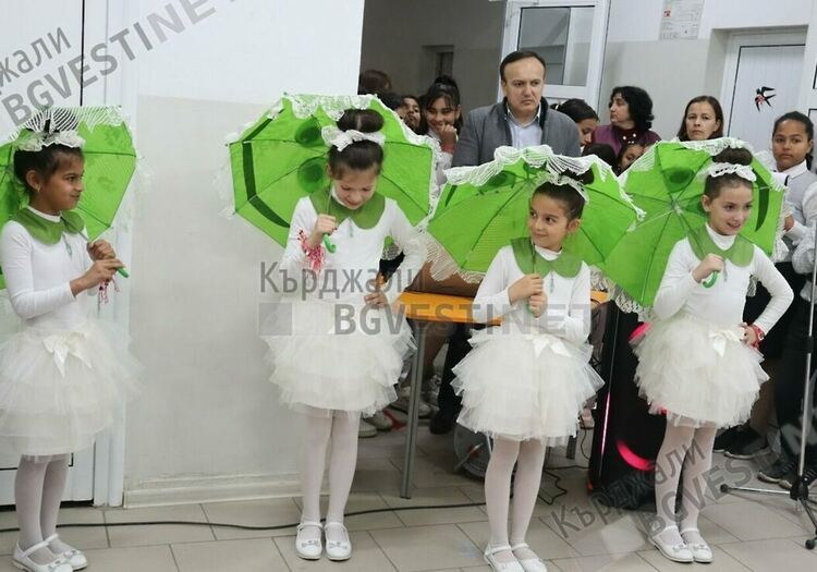   Баба Марта гостува на кв.”Боровец;” в Кърджали, поканиха я децата от училище „П.Яворов”