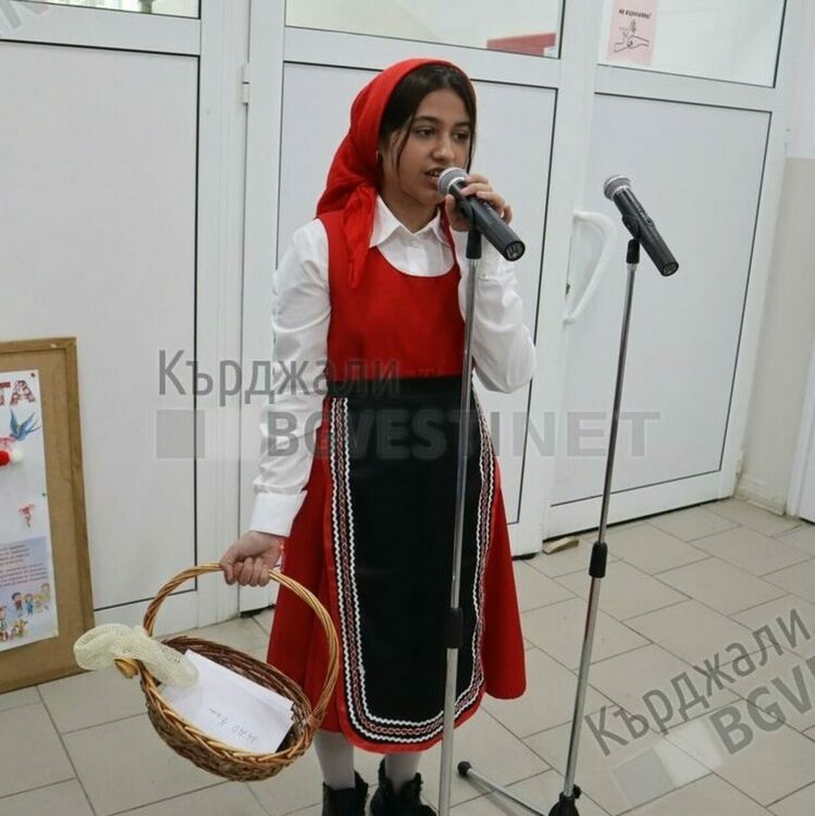   Баба Марта гостува на кв.”Боровец;” в Кърджали, поканиха я децата от училище „П.Яворов”