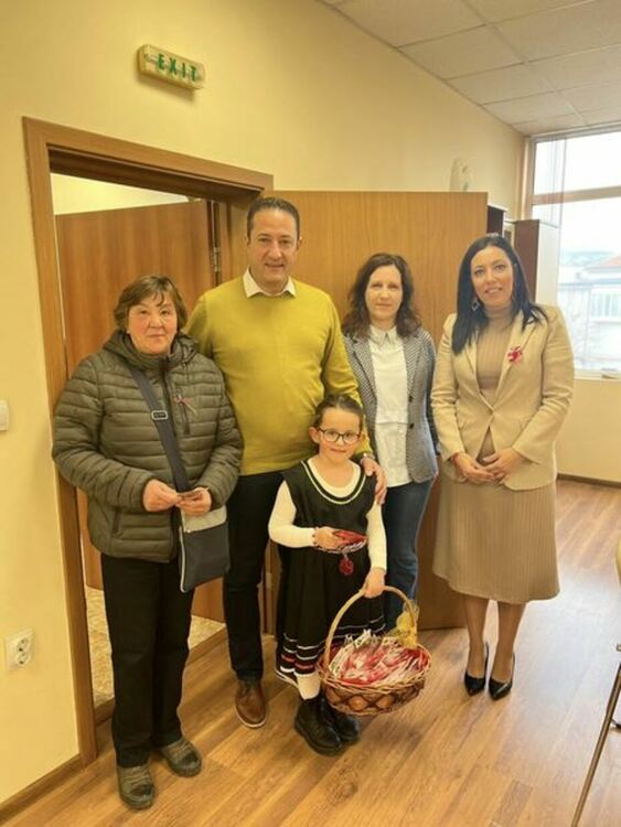 Малка самодейка усмихна жителите на град Радомир с мартенски поздрав за здраве и късмет