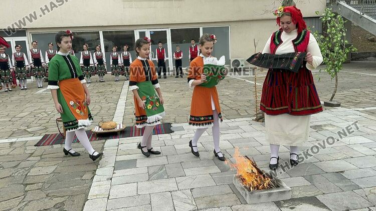 Ансамбъл „Южняче“ показа първомартенските традиции