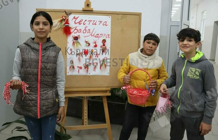   Баба Марта гостува на кв.”Боровец;” в Кърджали, поканиха я децата от училище „П.Яворов”