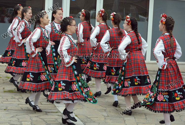 Ансамбъл „Южняче“ показа първомартенските традиции