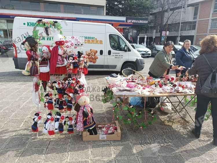 Баба Марта дойде, инфлацията удари мартениците, цените двойни