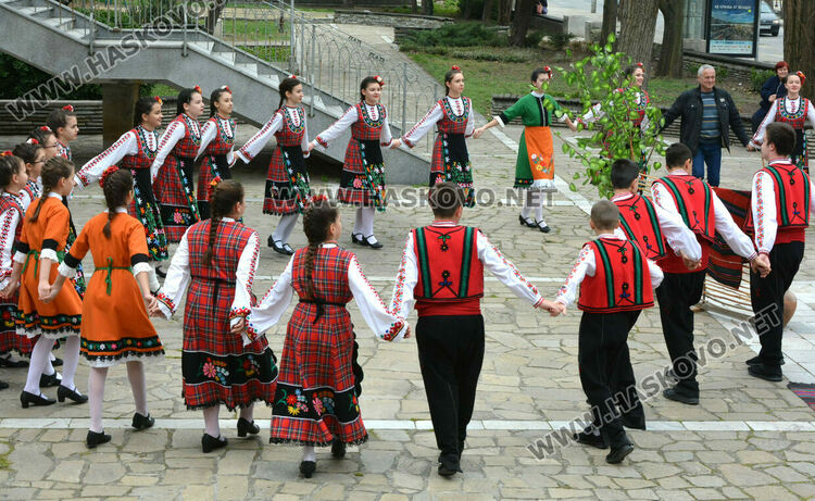 Ансамбъл „Южняче“ показа първомартенските традиции