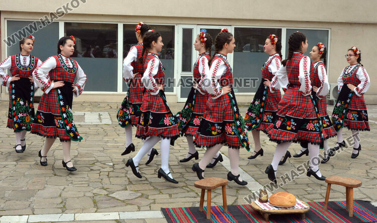 Ансамбъл „Южняче“ показа първомартенските традиции