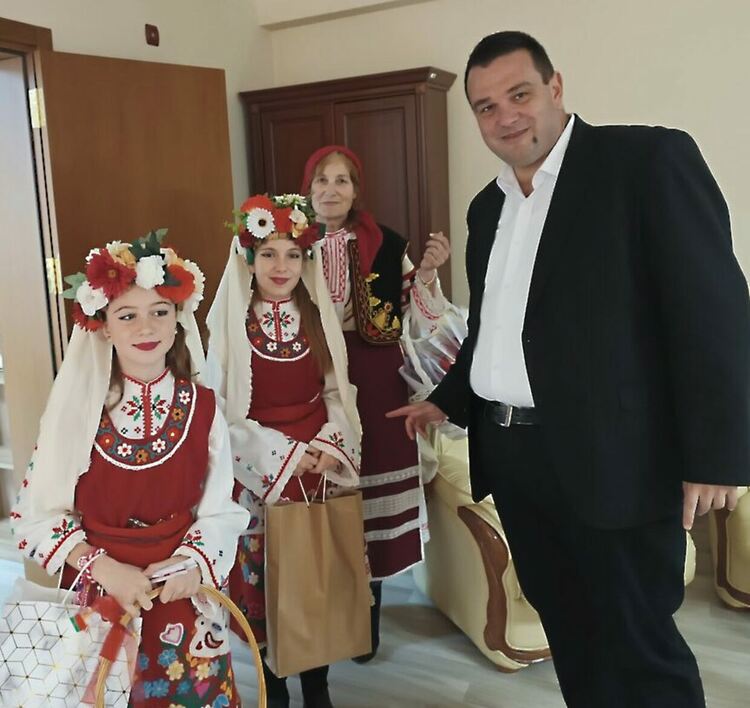 Деца гостуваха на областния управител с поздрав за Баба Марта 