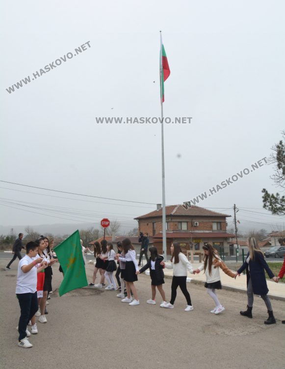 На 18-метра се вее трибагреникът в центъра на с.Конуш в навечерието на националния празник