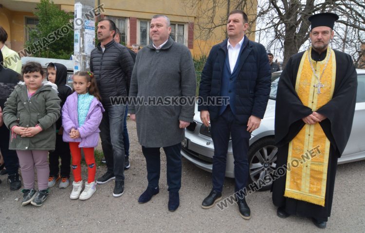 На 18-метра се вее трибагреникът в центъра на с.Конуш в навечерието на националния празник