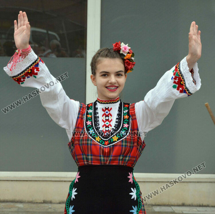 Ансамбъл „Южняче“ показа първомартенските традиции