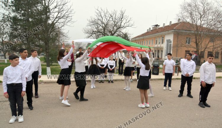 На 18-метра се вее трибагреникът в центъра на с.Конуш в навечерието на националния празник