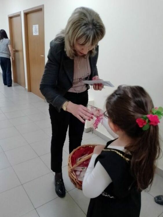 Малка самодейка усмихна жителите на град Радомир с мартенски поздрав за здраве и късмет